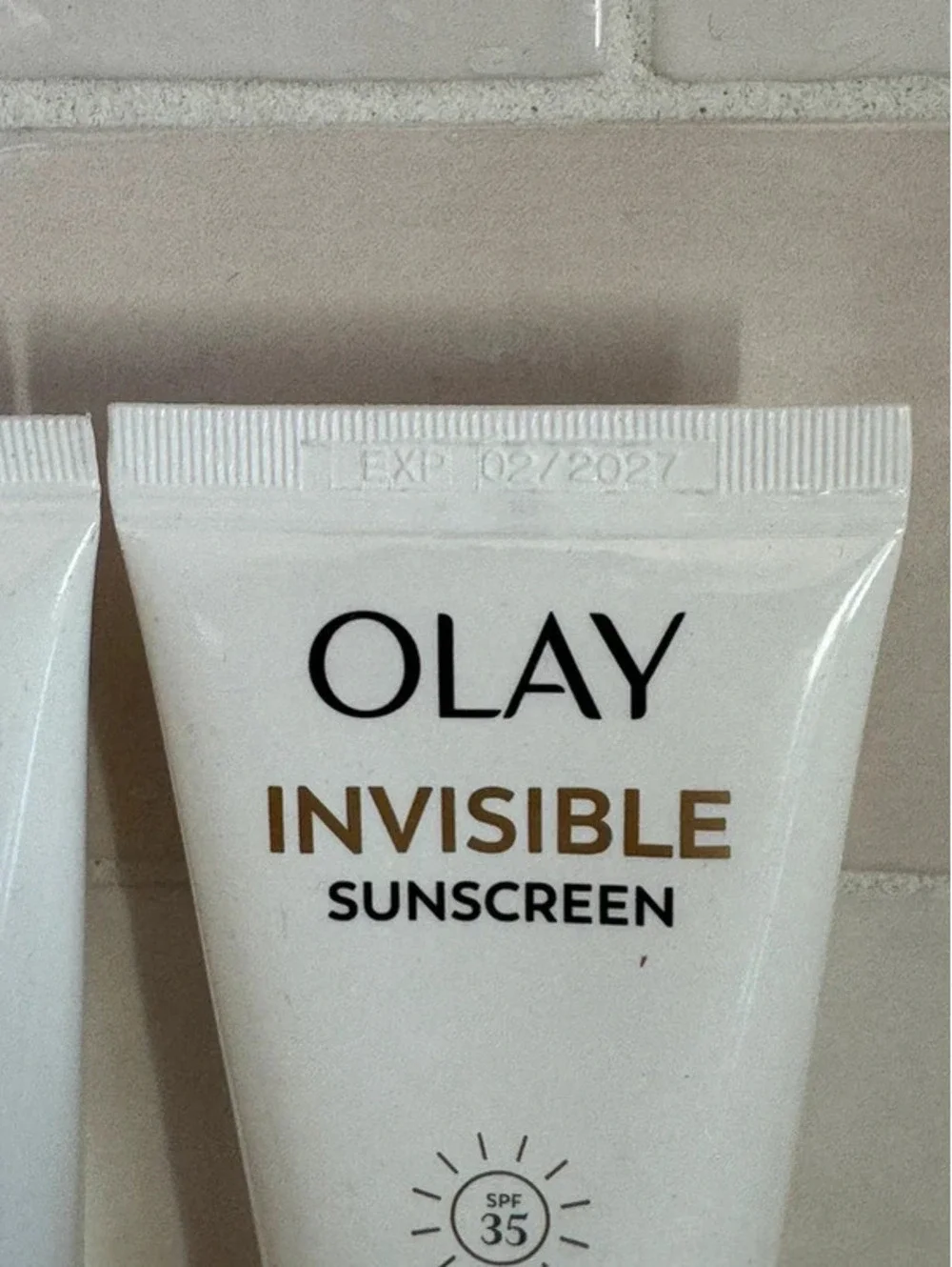 2 Olay Invisible Sunscreen SPF 35 + Primer
